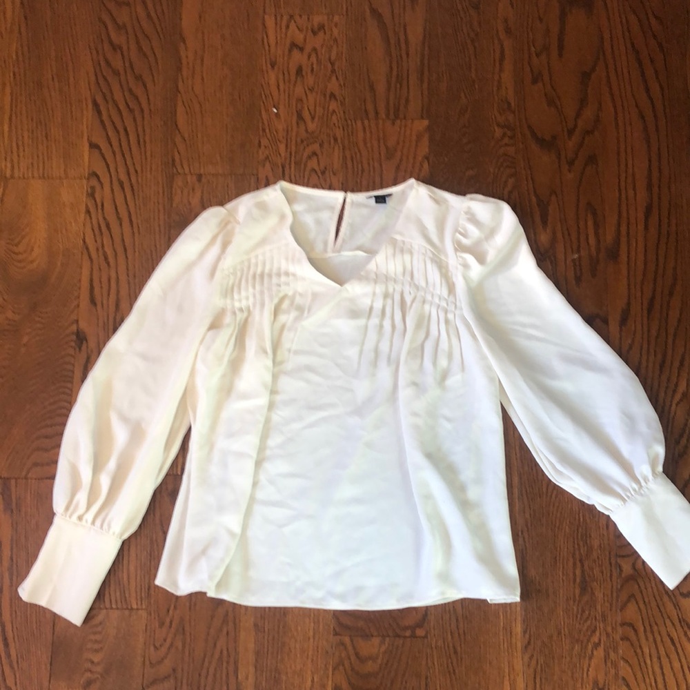 ⭐️ 3 for $20⭐️ Ann Taylor white v-neck blouse with pleat detail M